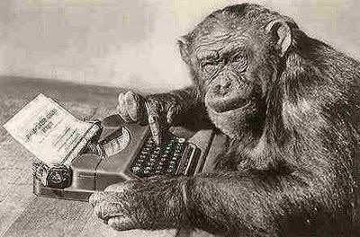 Una scimmia alla macchina da scrivere